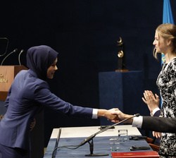 La Premio Princesa de Asturias de los Deportes 2022, Masomah Ali Zada, ciclista de ruta afgana, recibe el saludo de Don Felipe