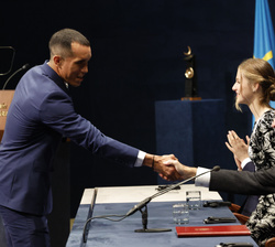 El Premio Princesa de Asturias de los Deportes 2022, Eldric Sella, boxeador venezolano, recibe el saludo de Don Felipe