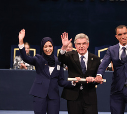Los Premio Princesa de Asturias de los Deportes 2022, Tomas Bach, presidente el Comité Olímpico Internacional; a Masomah Ali Zada, ciclista de ruta af