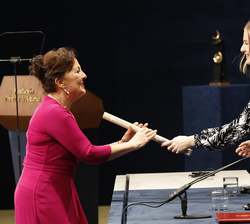 Doña Leonor entrega el Premio Princesa de Asturias de las Artes 2022 a Carmen Linares 