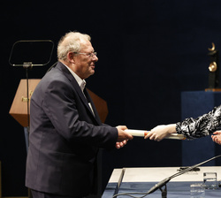 Doña Leonor entrega el Premio Princesa de Asturias de Comunicación y Humanidades 2022 a Adam Michnik