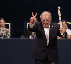 El Premio Princesa de Asturias de Comunicación y Humanidades 2022, Adam Michnik, tras la entrega del galardón