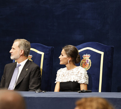 Sus Majestades los Reyes y la Infanta Doña Sofía durante la intervención de la Princesa de Asturias