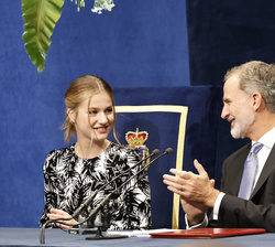 La Princesa de Asturias recibe el cariño y la aprobación de su padre el Rey tras su intervención