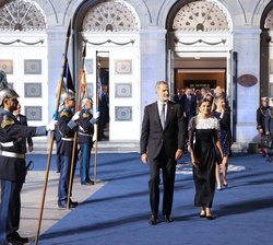 Sus Majestades los Reyes y Sus Altezas Reales la Princesa de Asturias y la Infanta Doña Sofía salen del Teatro Campoamor de Oviedo tras finalizar la c