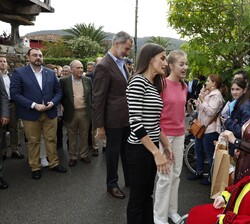 Sus Majestades los Reyes y Su Alteza Real la Princesa de Asturias conversan con los vecinos de Cadavéu