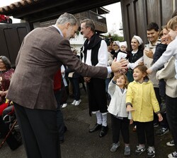 Su Majestad el Rey saluda a los vecinos de Cadavéu