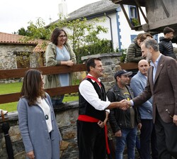 Su Majestad el Rey durante su visita a Cadavéu