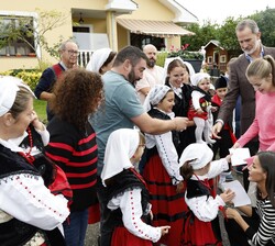 Sus Majestades los Reyes y Su Alteza Real la Princesa de Asturias saludan a los vecinos de Cadavéu