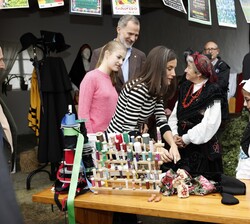 Sus Majestades los Reyes y Su Alteza Real la Princesa de Asturias durante su visita a Cadavéu