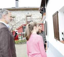 Sus Majestades los Reyes y Su Alteza Real la Princesa de Asturias conversan con vecinos de Cadavéu