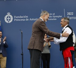 Su Majestad el Rey entraga el Premio Pueblo Ejemplar a Ángel Luis Valverde, presidente de la Sociedad Popular, Cultural y Recreativa La Regalina