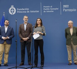 Doña Letizia, por la ausencia de la Princesa de Asturias, leyó unas palabras que Doña Leonor iba a pronunciar para felicitar a los vecinos de Cadavéu 
