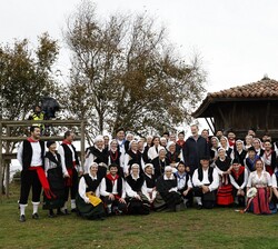 Don Felipe y Doña Letizia con un grupo de danza local