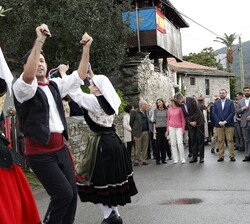 Sus Majestades los Reyes y Su Alteza Real la Princesa de Asturias presencian una actuación en Cadavéu