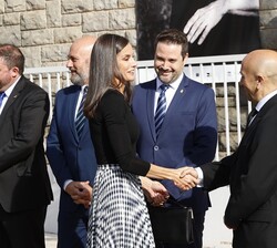 Su Majestad la Reina es saludada por el director del Festival de Cine y de la Muestra de Cine de Tudela, Luis Alegre