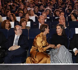 La Reina conversa con la presidenta de la Comunidad Foral de Navarra en la sala del Cine Moncayo de Tudela