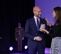 La Reina en la sala del Cine Moncayo acompañada de las autoridades asistentes al acto