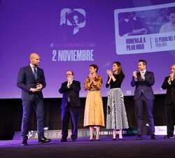 Gonzalo Miró muestra el premio tras ser entregado por Su Majestad la Reina 