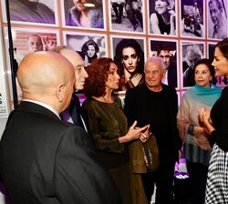 Su Majestad la Reina conversa con las figuras del cine presentes en el acto