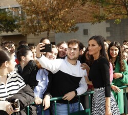 Doña Letizia a su salida del Cine Moncayo recibe el cariño de los alumnos asistentes 