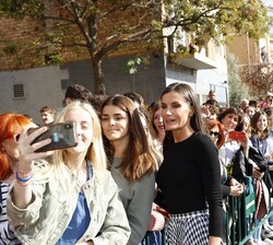 Unas alumnas se hacen un selfie con Su Majestad la Reina a la salida del Cine Moncayo 