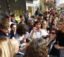Su Majestad la Reina recibe el cariño de los vecinos de Tudela a su salida del Cine Moncayo