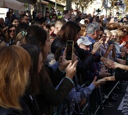 Su Majestad la Reina es saludada por los vecinos que se encontraban en la entrada del Cine Moncayo