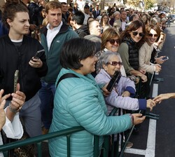 La Reina conversa con algunas vecinas de Tudela a su llegada al Cine Moncayo