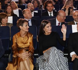 Doña Letizia en un momento del acto acompañada por presidenta de la Comunidad Foral de Navarra y el director del Festival de Cine y de la Muestra de C