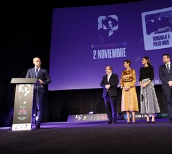 Gonzalo Miró dirige unas palabras de agradecimiento tras recibir el premio-homenaje a su madre, Pilar Miró