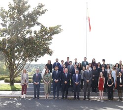 El Rey junto a los participantes en el XIII programa para el fortalecimiento de la Función Pública en América Latina