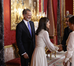 Su Majestad la Reina recibe el saludo del Presidente del Paraguay, Mario Abdo Benítez