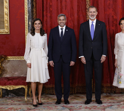 Sus Majestades los Reyes junto a Sus Excelencias el Presidente de la República del Paraguay, Mario Abdo Benítez, y la Primera Dama, Silvana López More