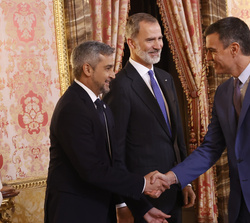 Su Majestad el Rey y el Presidente del Paraguay reciben el saludo del presidente del Gobierno, Pedro Sánchez