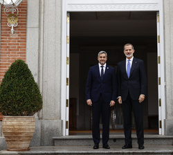 Su Majestad el Rey junto al Presidente de la República del Paraguay, Mario Abdo Benítez