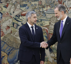 Su Majestad el Rey recibe el saludo del Presidente de la República del Paraguay, Mario Abdo Benítez
