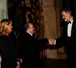Su Majestad el Rey recibe el saludo del ministro de Cultura y Deporte, Miquel Iceta