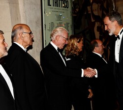Su Majestad el Rey recibe el saludo del presidente del Círculo del Liceo, Francisco Gaudier