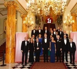 Fotografía de grupo de Sus Majestades los Reyes junto a la delegada del Gobierno en Cataluña, el ministro de Cultura y Deporte, Francisco Gaudier, Ern