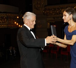 Su Majestad la Reina hace entrega de la Medalla de Oro del Círculo del Liceo a Carlos Cuatrecasas, expresidente del Círculo del Liceo