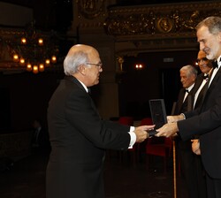 Su Majestad el Rey hace entrega de la Medalla de Oro del Círculo del Liceo a Joan Antón Maragall, expresidente del Círculo del Liceo