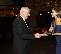 Su Majestad la Reina hace entrega de la Medalla de Oro del Círculo del Liceo a Ignacio García-Nieto, expresidente del Círculo del Liceo