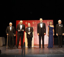 Don Felipe y Doña Letizia, acompañados de Ignacio García-Nieto, Salvador Alemany, Miquel Iceta, Francisco Gaudier, Carlos Cuatrecasas y Joan Antón Mar