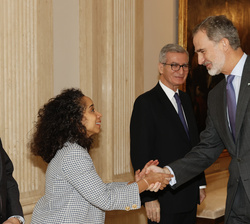 Su Majestad el Rey recibe el saludo de la embajadora de los Estados Unidos de América en España, Julissa Reynoso