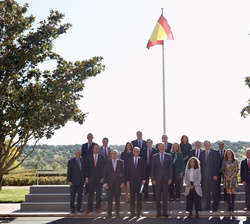 Fotografía de grupo de Su Majestad el Rey con los congresistas de los Estados Unidos de América participantes en el Congreso “Transatlantic Capi