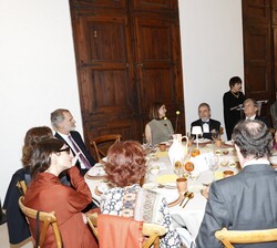 Su Majestad el Rey durante la intervención de la presidenta del Comité Internacional de Museos y Colecciones de Arte Moderno (CIMAM), Mami Kataoka