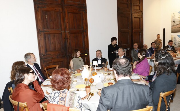 Su Majestad el Rey durante la intervención de la presidenta del Comité Internacional de Museos y Colecciones de Arte Moderno (CIMAM), Mami Kataoka
