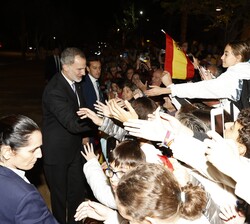 Don Felipe con los vecinos de Macael