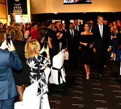 Don Felipe y Doña Letizia acceden al interior del Auditorio del Edificio Multifuncional de Macael